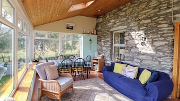 Cottage | Living area