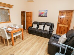 Cottage | Living area | TV