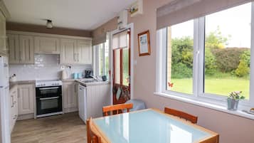 Cottage | Cuisine privée | Lave-vaisselle, batterie de cuisine, vaisselle et ustensiles
