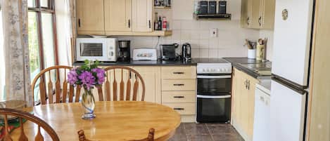 ChaumiÚre | Cuisine privée | Réfrigérateur, un four, surface de cuisson, lave-vaisselle