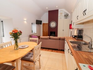 Cottage | Private kitchen | Dishwasher, cookware/dishes/utensils - Laharn Cottage (Killorglin)