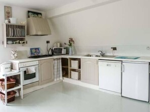 Cottage | Private kitchen | Dishwasher, cookware/dishes/utensils