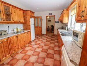 Cottage | Private kitchen | Dishwasher, cookware/dishes/utensils - The Cottage (Quilty)