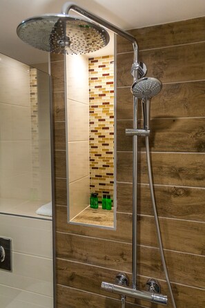 Baignoire et douche séparées, douche à « effet pluie », sèche-cheveux