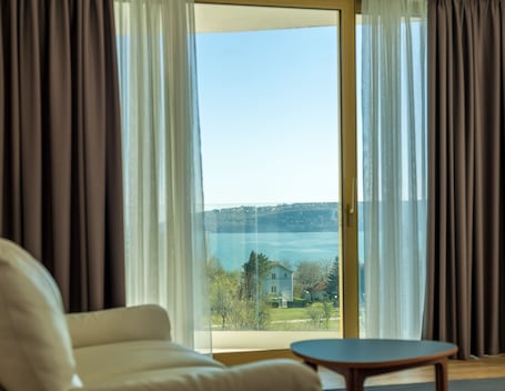 华丽开间套房 | 防过敏的被褥、羽绒被、记忆海绵床垫、迷你吧