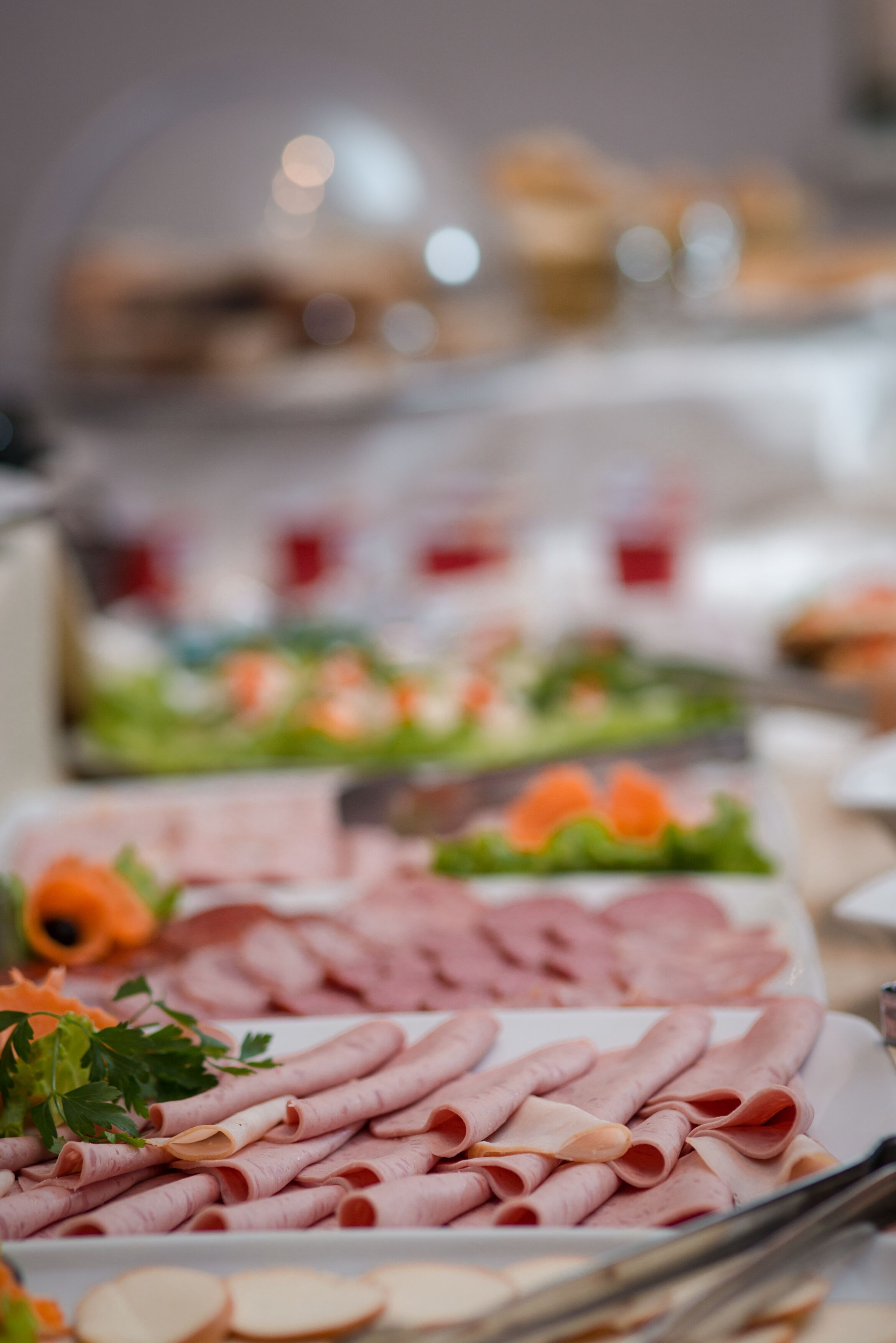 Ein reichhaltiges Buffet mit verschiedenen Speisen, darunter Aufschnitt und Beilagen.
