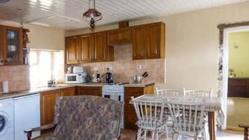 Cottage | Private kitchen | Fridge, stovetop, cookware/dishes/utensils