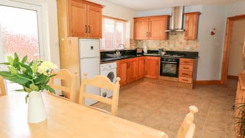 Cottage | Private kitchen | Electric kettle, toaster, cookware/dishes/utensils