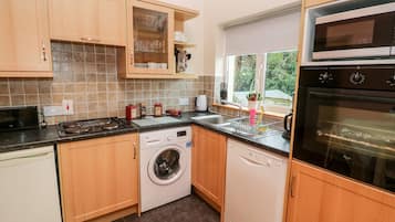 Cottage | Private kitchen | Fridge, microwave, stovetop, cookware/dishes/utensils