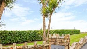 A stone wall with a sign reading "Island View" and a well-maintained hedge in the background. - Island View (Ardmore)