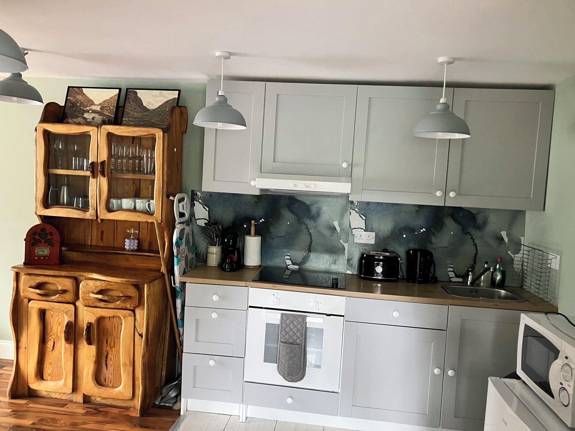Cottage | Private kitchen | Fridge, electric kettle, toaster, cookware/dishes/utensils