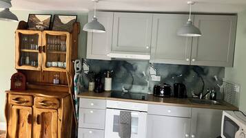 Cottage | Private kitchen | Fridge, electric kettle, toaster, cookware/dishes/utensils
