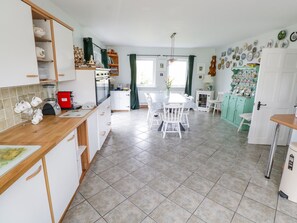 Cottage | Private kitchen | Dishwasher, cookware/dishes/utensils - Ben View (Renvyle)