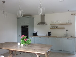 Feriehus | Privat køkken | Kogeplade, køkkentøj/tallerkener/redskaber