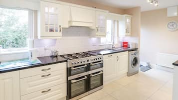 Cottage | Dapur pribadi | Mesin pencuci piring dan peralatan masak/sendok-piring