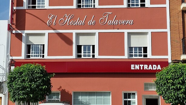 A building with the sign "El Hostal de Talavera" and an entrance sign. - Hostal Talavera (Talavera la Real)