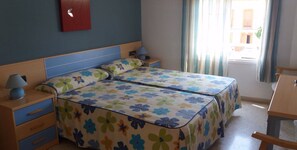 Habitación con 2 camas individuales | Wifi gratis y ropa de cama 