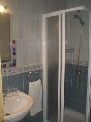 Towels, toilet paper - Hostal Talavera (Talavera la Real)