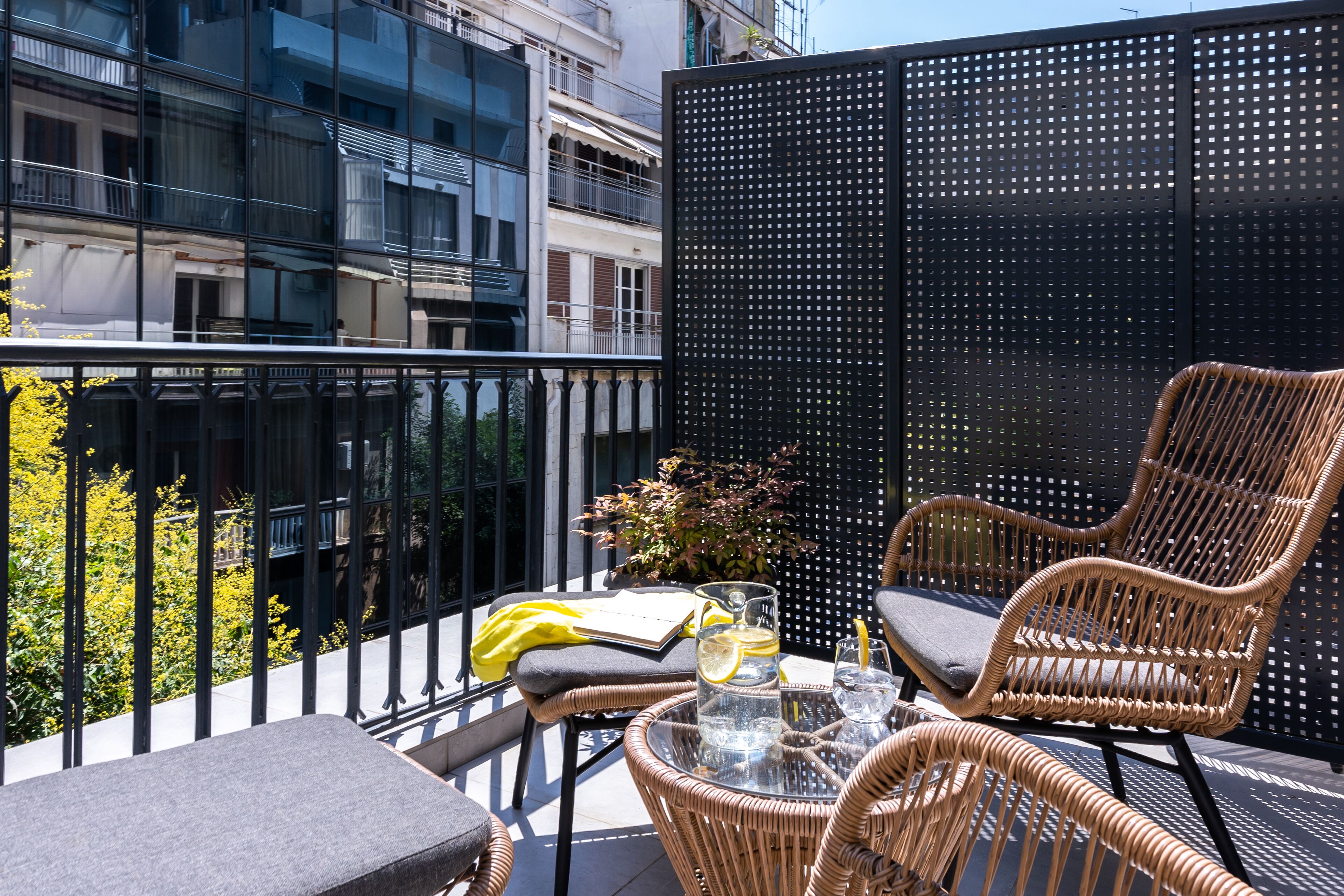Habitación doble superior, terraza (Nelly Chic) | Patio hawaiano