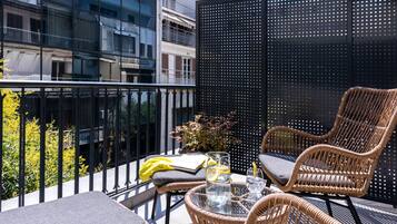 Habitación doble superior, terraza (Nelly Chic) | Patio hawaiano