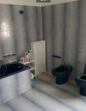 Een bad, een haardroger, een bidet, handdoeken