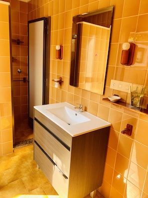 Bathtub, hair dryer, bidet, towels - Wonderful Villa, just 20 minutes from Valencia (Olocau)