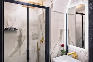 Deluxe-dobbeltværelse - byudsigt (MASCHIO ANGIOINO) | Badeværelse | Bruser, hårtørrer, hjemmesko, bidet