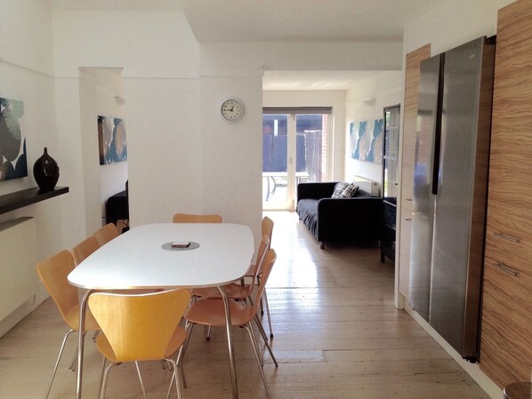 Dining - Contemporary home, 4 bedrooms, near beach and forest. New Forest, South coast.  (Highcliffe)