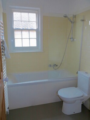 Combined shower/bathtub - Contemporary home, 4 bedrooms, near beach and forest. New Forest, South coast.  (Highcliffe)