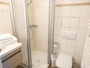 A bathroom with a shower, toilet, and sink. - Apartment Rosenhof 01 - Wh. 01 (Kühlungsborn)