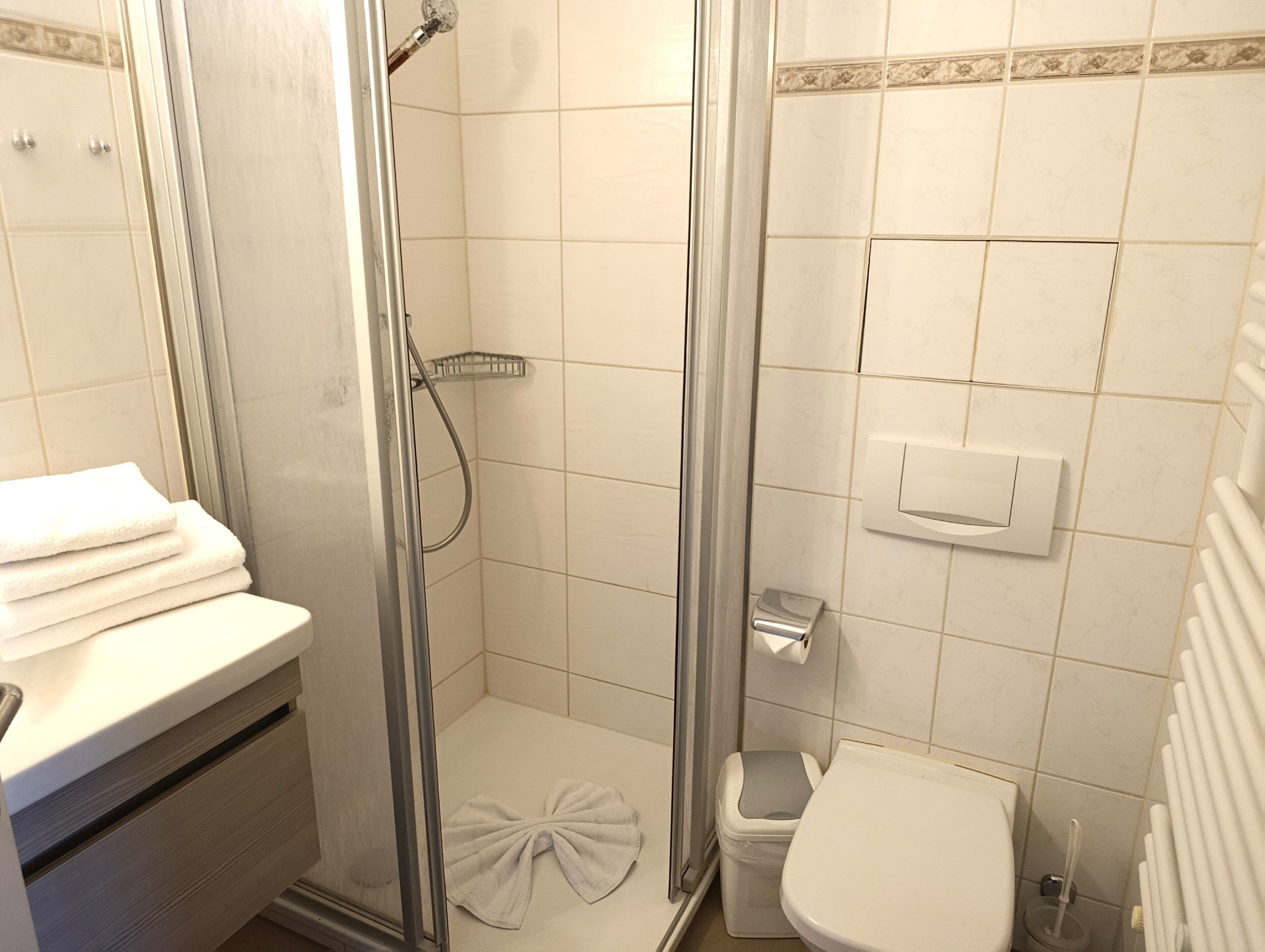 Dusche, Haartrockner, Handtücher, Seife