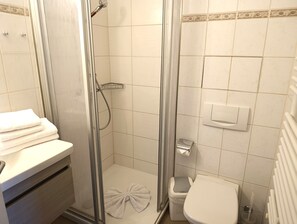 Shower, hair dryer, towels, soap - Apartment Rosenhof 01 - Wh. 01 (Kühlungsborn)