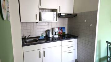 Kühlschrank, Mikrowelle, Wasserkocher mit Kaffee-/Teezubehör