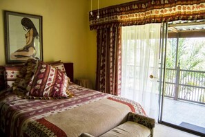 Caja de seguridad en la habitación y escritorio