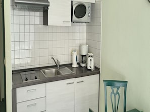 Kühlschrank, Mikrowelle, Wasserkocher mit Kaffee-/Teezubehör