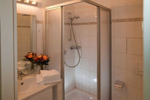 Hårtørrer, håndklæder, Sæbe, Toiletpapir