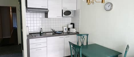 Kühlschrank, Mikrowelle, Wasserkocher mit Kaffee-/Teezubehör