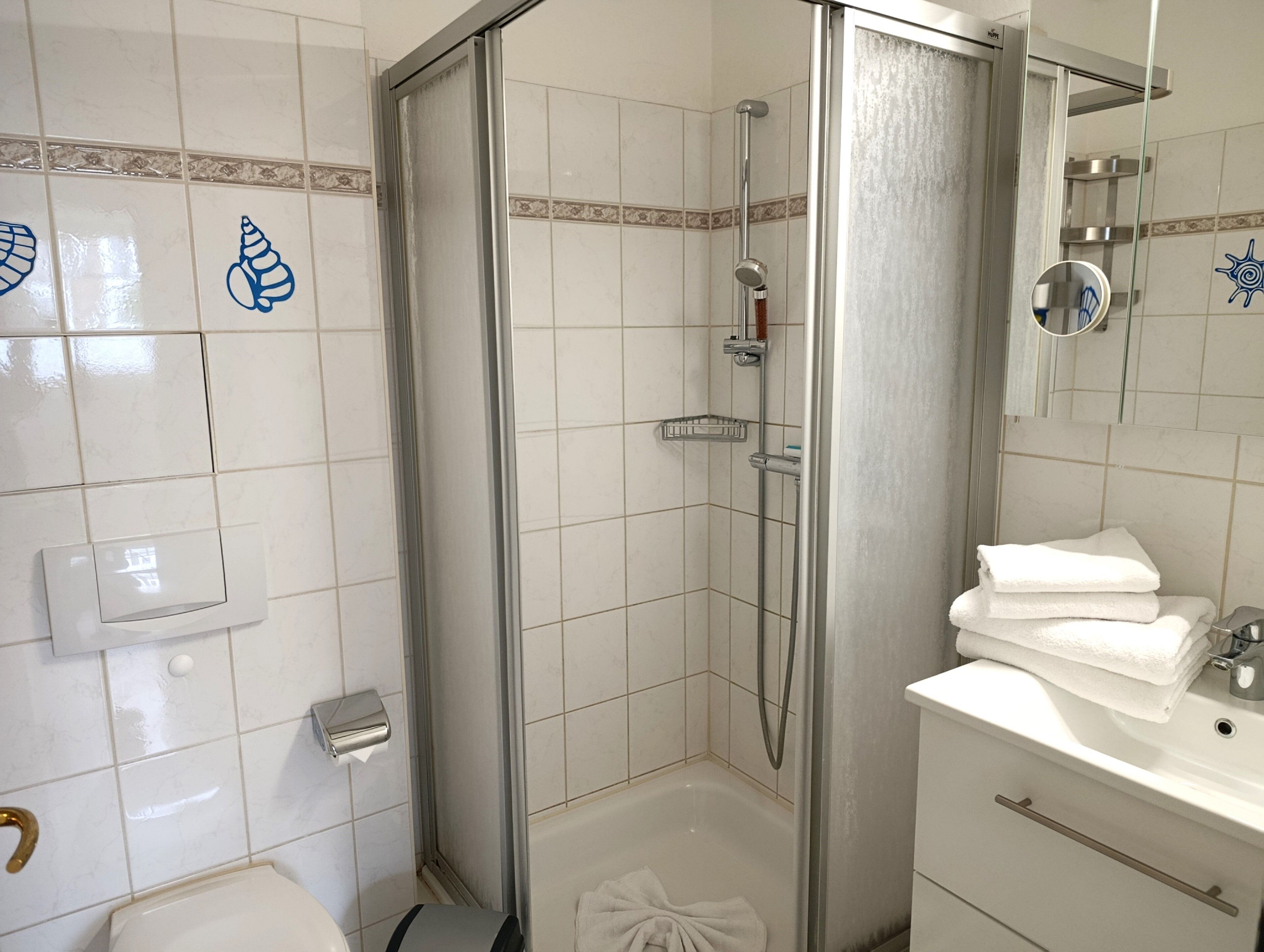 Ducha, secador de pelo, toallas, jabón