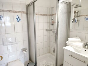 Dusj, hårføner, håndklær og såpe