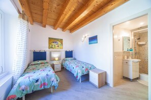 2 habitaciones, escritorio, tabla de planchar con plancha y wifi