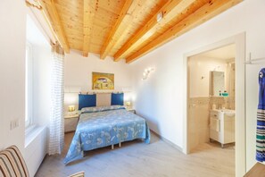 2 bedrooms, desk, iron/ironing board, WiFi - The Terrace on the Temple of Apollo (Siracusa)