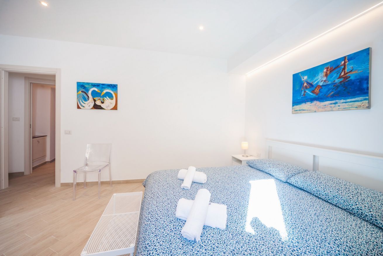 2 bedrooms, desk, iron/ironing board, WiFi