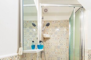 Dusche, Haartrockner, Bidet, Toilettenpapier