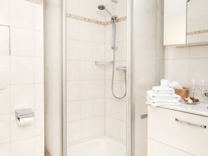 Shower, hair dryer, towels, soap - Apartment Rosenhof 09 - Wh. 09 (Kühlungsborn)
