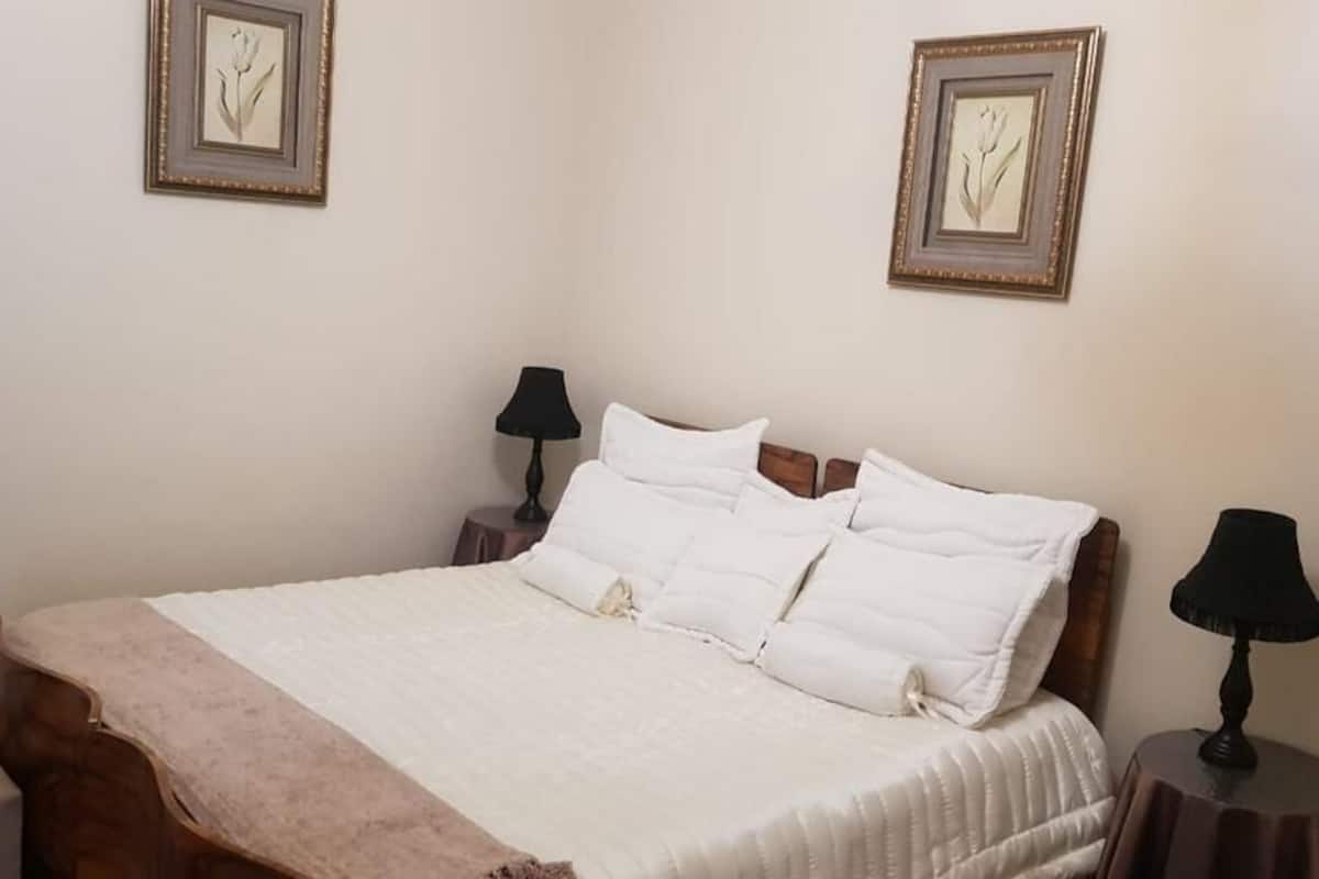 Kamar Double atau Twin | Brankas, meja kerja, ruang kerja ramah laptop, dan setrika/meja setrika