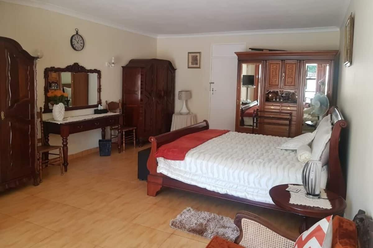 Deluxe kamer | Een kluis op de kamer, een bureau, een laptopwerkplek