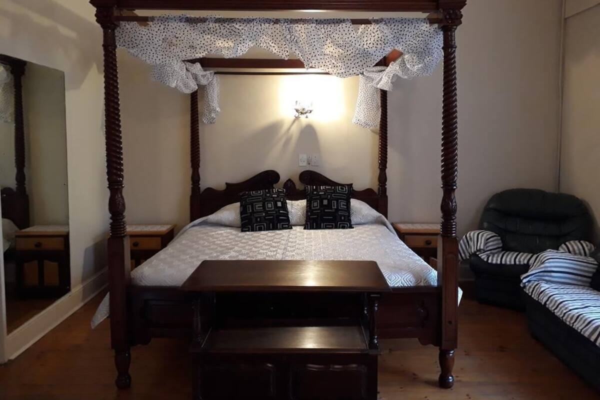 Kamar, pemandangan kolam renang | Brankas, meja kerja, ruang kerja ramah laptop, dan setrika/meja setrika