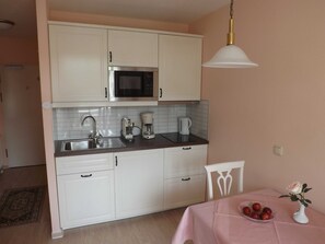 Kühlschrank, Mikrowelle, Wasserkocher mit Kaffee-/Teezubehör