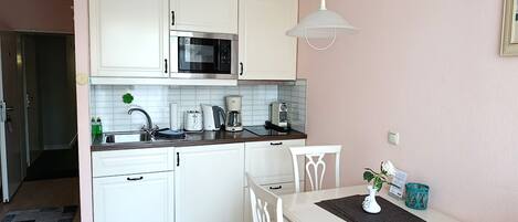 Kühlschrank, Mikrowelle, Wasserkocher mit Kaffee-/Teezubehör