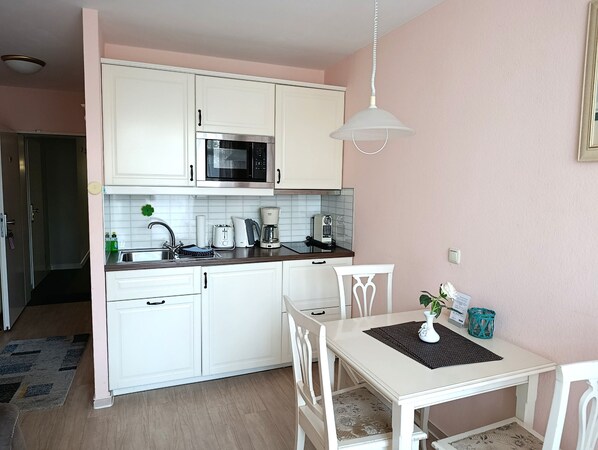 Kühlschrank, Mikrowelle, Wasserkocher mit Kaffee-/Teezubehör